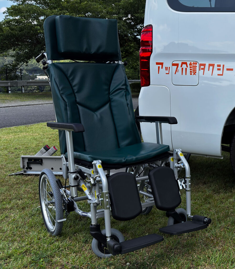 リクライニング車いす